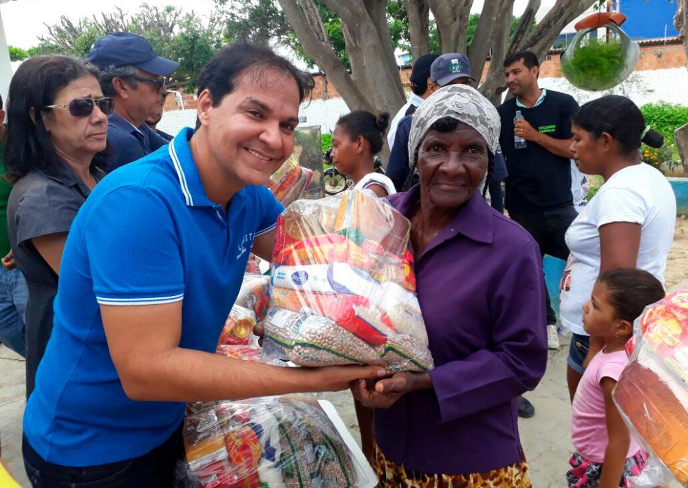 Bom Jesus da Lapa: Prefeito Eures Ribeiro e equipe da prefeitura entregam cestas básicas as famílias carentes