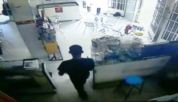 Palmas de Monte Alto: Câmeras de segurança filmam homem furtando aparelho celular em lanchonete