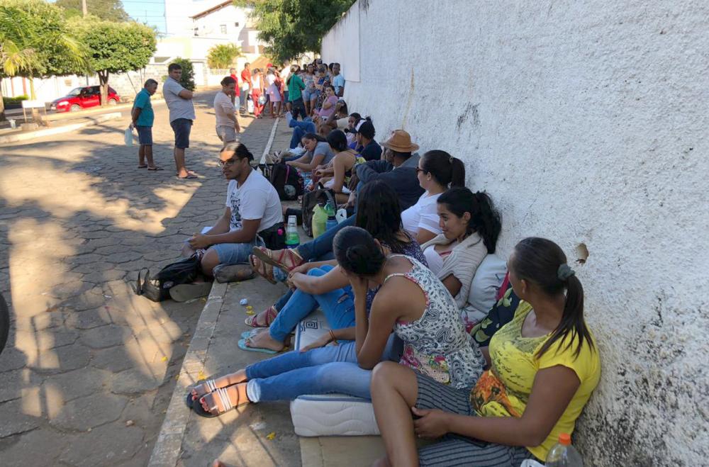Caetité: pais fazem fila para garantir vaga na Rede Municipal de Ensino; matrículas começam nesta sexta (04)