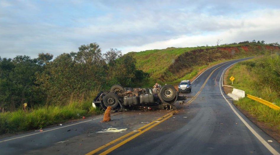Sul da Bahia: Homem e mulher morrem após caminhão capotar em rodovia