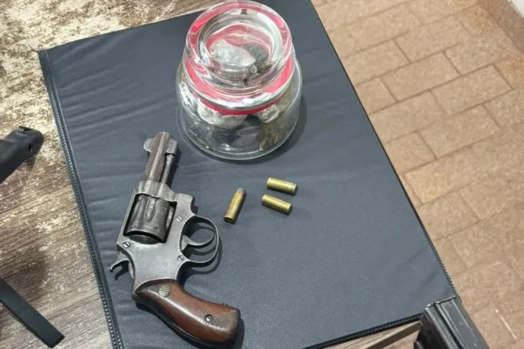 Homem é preso após polícia encontrar arma e droga em bar de Barra da Estiva