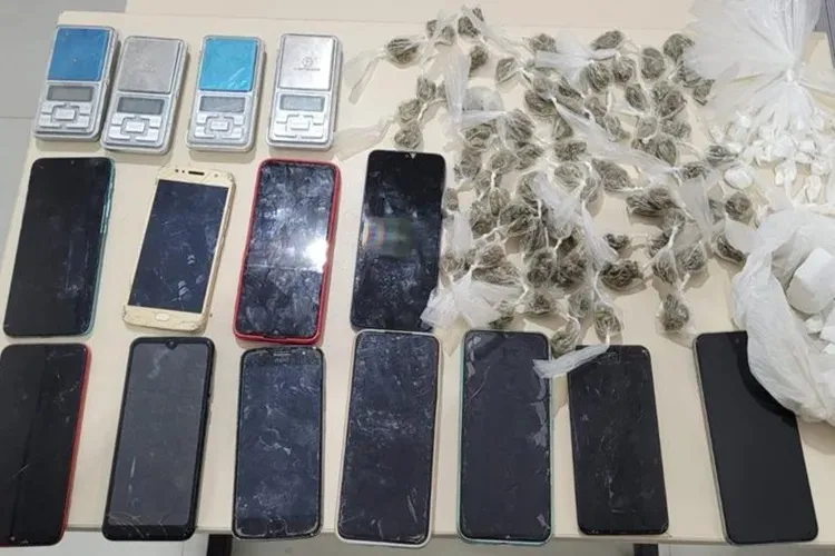 Homem tenta fugir e é preso com drogas escondidas em sofá em Conquista