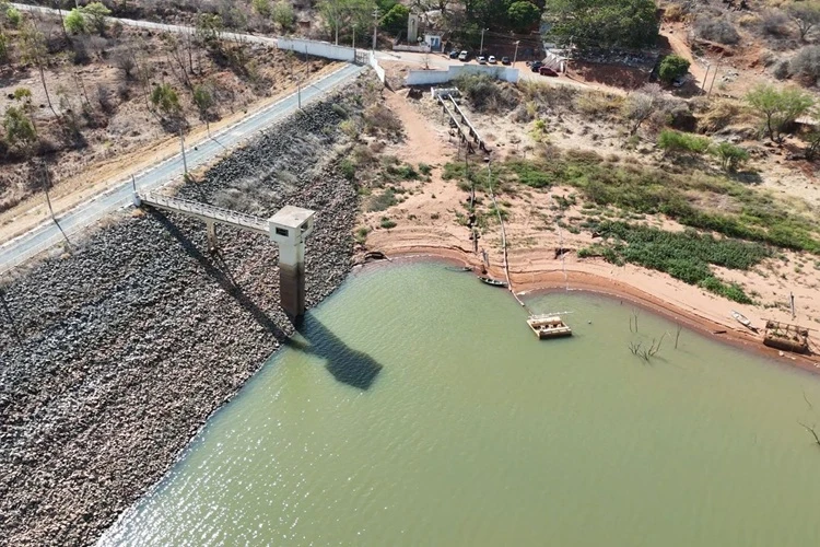 Agricultores de Guanambi alertam para colapso na irrigação com queda no nível da Barragem de Ceraíma