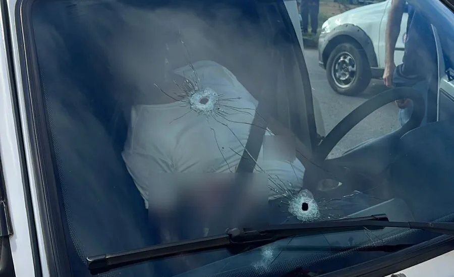 Homem é morto a tiros dentro de veículo no Anel Viário, em Vitória da Conquista