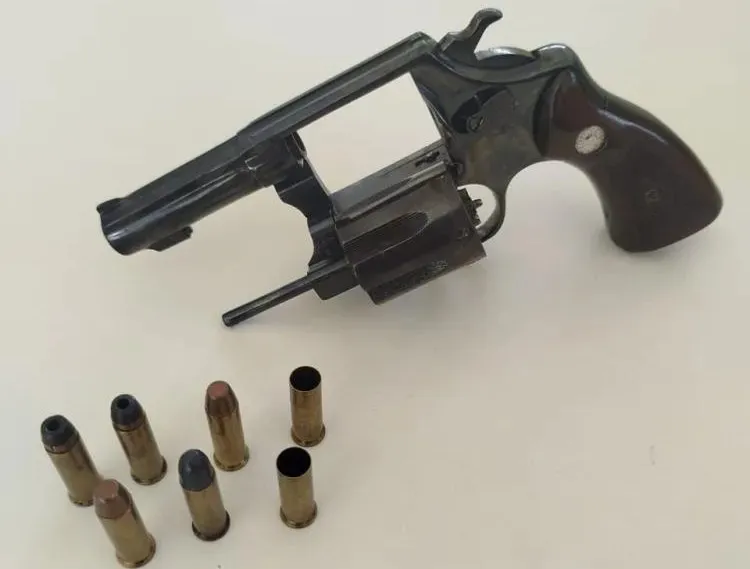 Arma de fogo é apreendida pela PM após denúncia de violência doméstica em Maniaçu