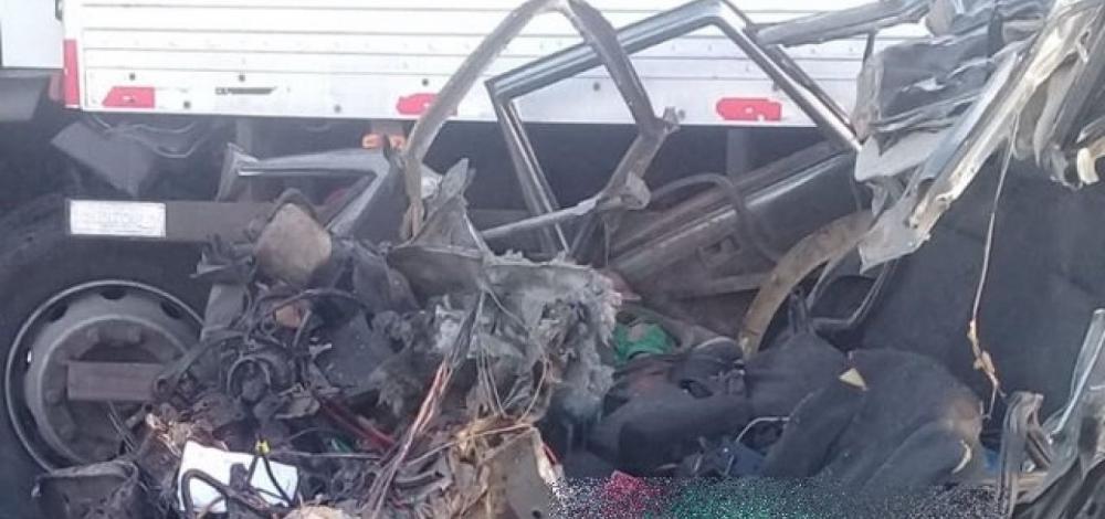 Bahia: Dois homens morrem em batida entre carro e caminhão-baú na BR-407