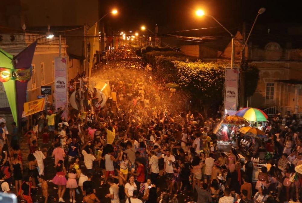 Policial discute com folião no Carnaval da Diversidade, atira e fere duas pessoas em Caetité