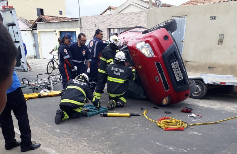 Mulheres ficam presas nas ferragens de carro após acidente em Vitória da Conquista