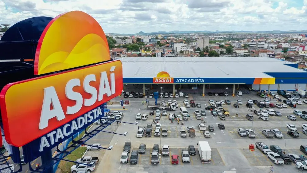 Caminhoneiro trava acesso do Assaí após discussão com funcionário em Guanambi