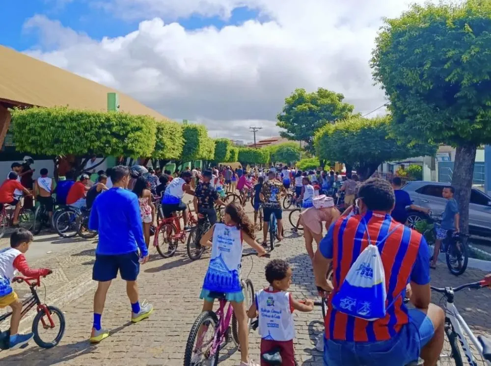 Passeio ciclístico reúne moradores nas comemorações dos 216 anos de Caetité