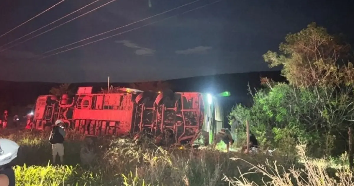 Ônibus de turismo tomba entre Planaltino e Nova Itarana