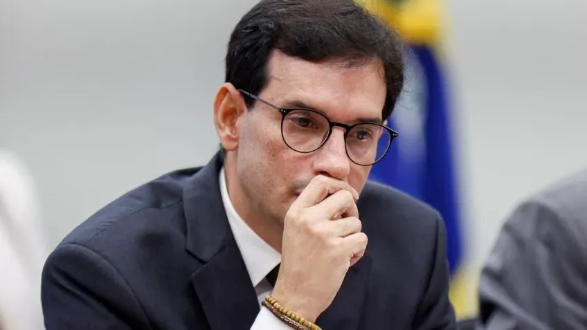 Relator apresenta parecer da PEC do fim da escala 6x1 com redução gradual da jornada de trabalho