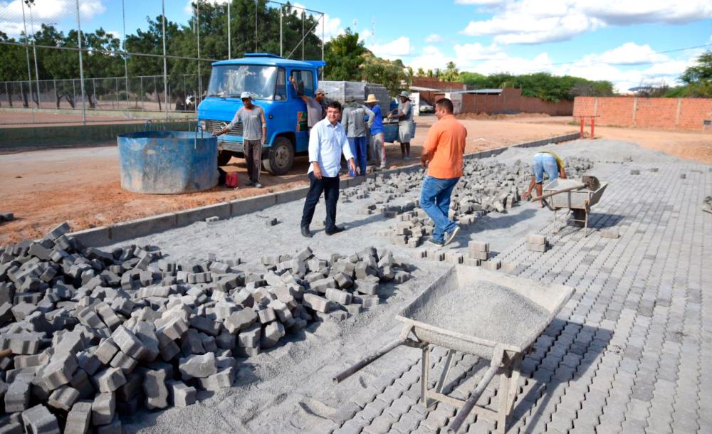 Prefeito de Guanambi vistoria obras de pavimentação nos bairros Bela Vista, Lagoinha, Vila Nova e Alto Caiçara