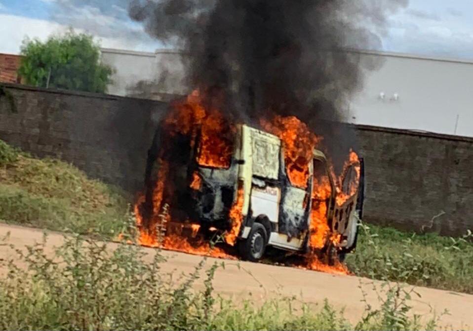 Ambulância do município de Caetité pega fogo em Guanambi 