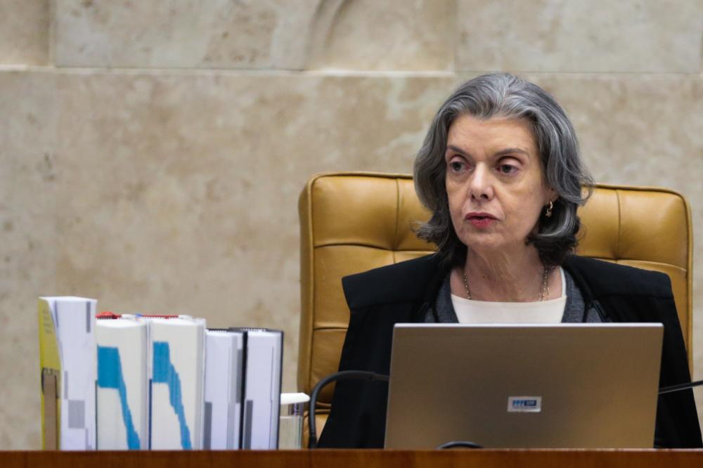 Cármen Lúcia envia para 1ª instância pedidos de investigação contra Bolsonaro