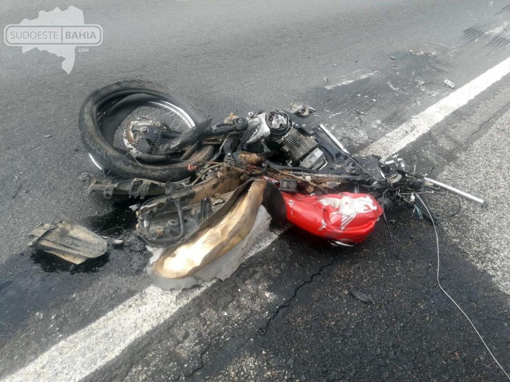 Motociclista morre após colidir com carreta na BR-030, em Caetité