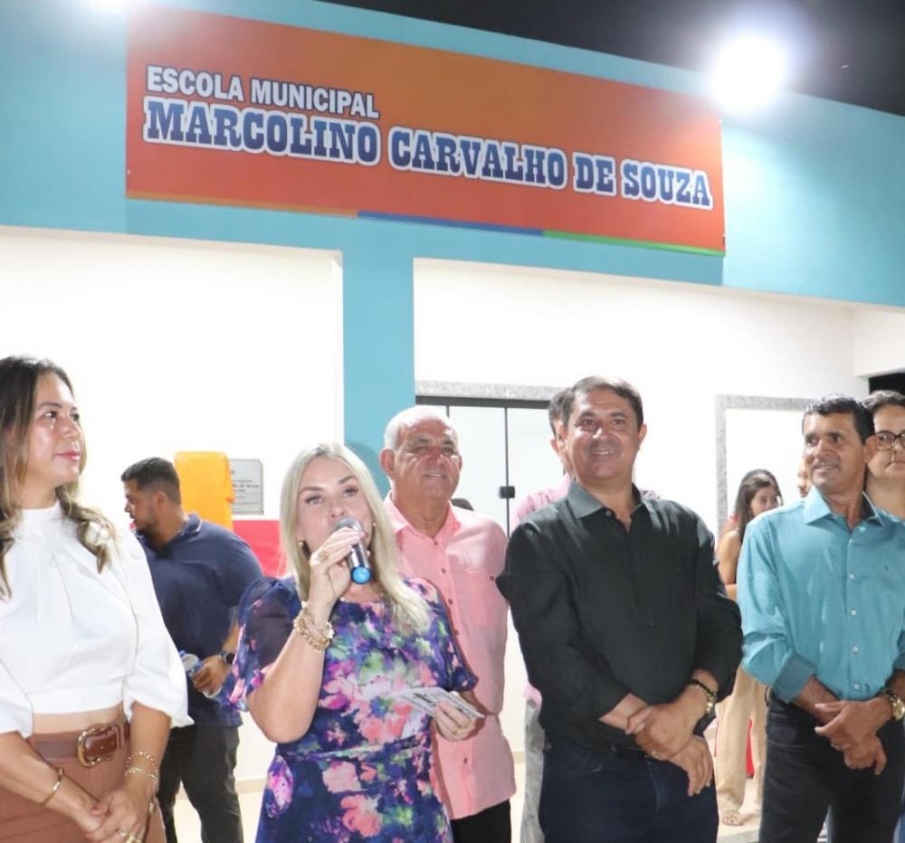 Ivana e Beto de Preto Neto entregam escola em distrito de Malhada de Pedras