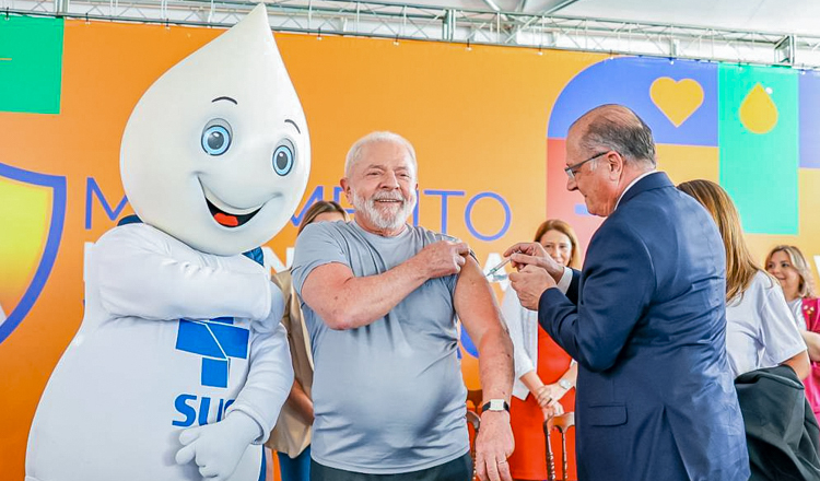 Lula toma 5ª dose da vacina contra Covid-19 e lança campanha nacional pela vacinação