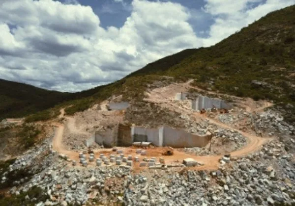 Governo da Bahia suspende licenças de empresa que extraía quartzito em Paramirim