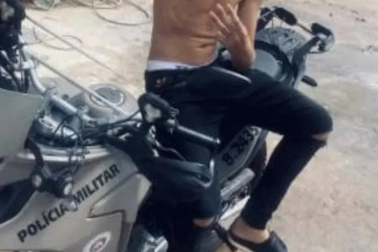 Adolescente é apreendido após fazer foto com gesto de facção em moto da PM em Brumado