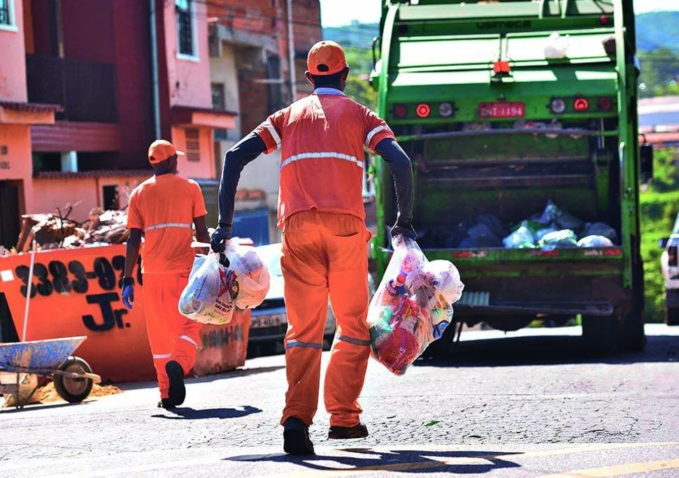 Câmara aprova piso salarial de R$ 3 mil e adicional de 40% para garis