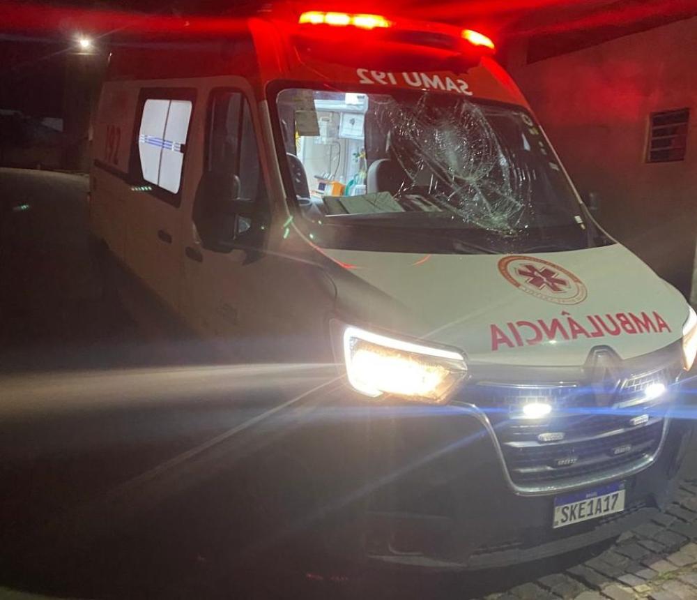 Homem em surto psicótico é baleado após tomar arma de policial em Caetité