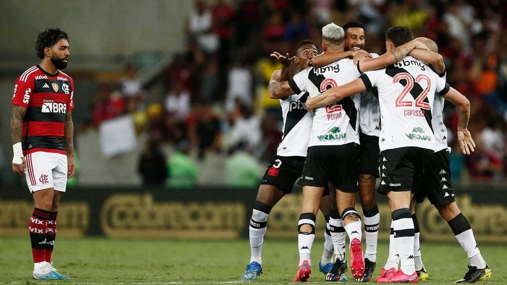 Em clássico movimentado, Vasco vence o Flamengo com golaço de Puma Rodríguez