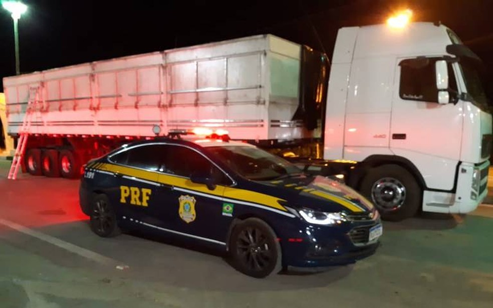 Motorista de caminhão é preso com arma de fogo e anfetaminas na Chapada Diamantina