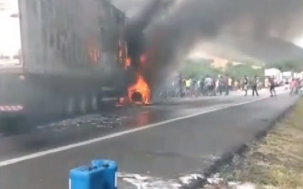 Sudoeste: Carretas batem frontalmente e pegam fogo