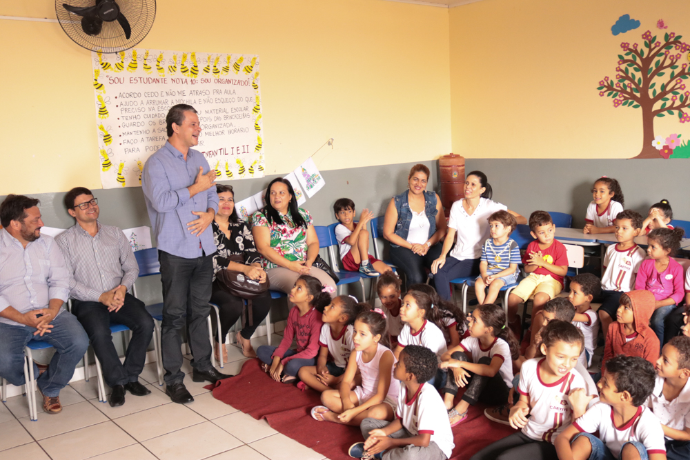 Prefeitura de Caetité entrega kits escolares para alunos da rede municipal