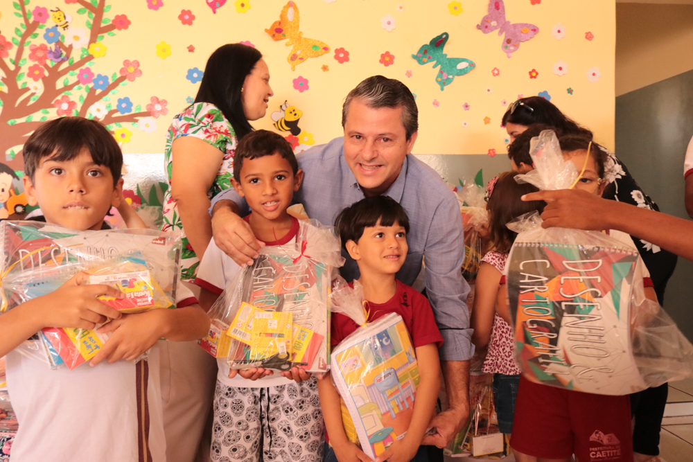 Prefeitura de Caetité entrega kits escolares para alunos da rede municipal