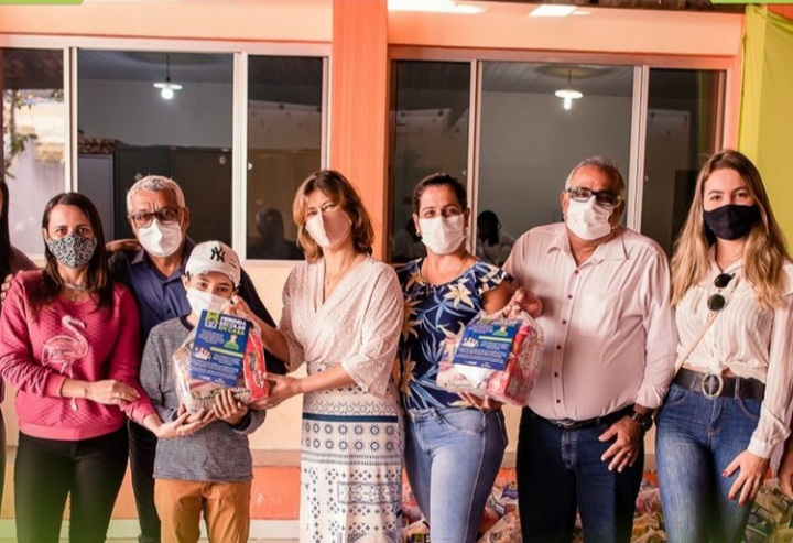 Kits merenda são distribuídos a alunos da rede municipal em Caetité