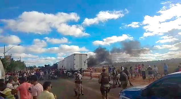 Tanque Novo: Manifestantes impedem passagem de carreta que levaria combustível para Caetité e Guanambi 