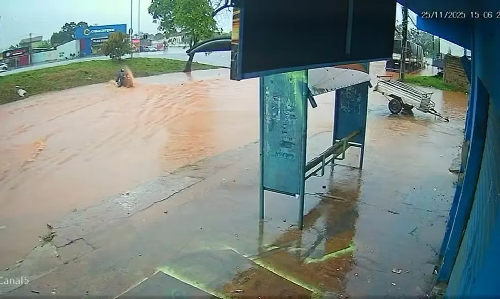 Homem é arrastado por enxurrada e salvo por moradores em Barreiras