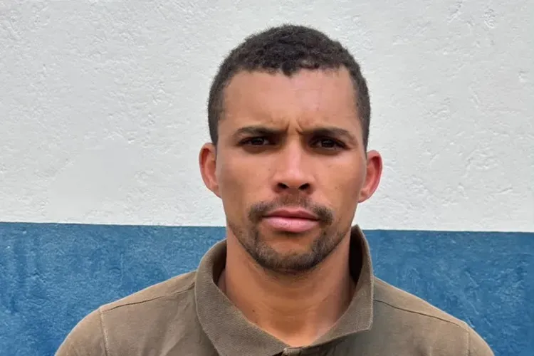 Detento arromba cela, foge e leva arma de delegacia em Ituaçu