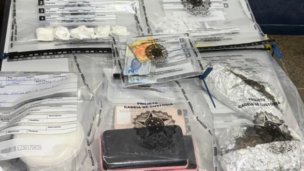 Rondesp apreende quase 1 kg de drogas e conduz dois suspeitos em Riacho de Santana