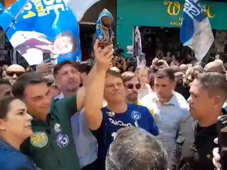 Flávio Bolsonaro ergue imagem de Nossa Senhora em ato em SP