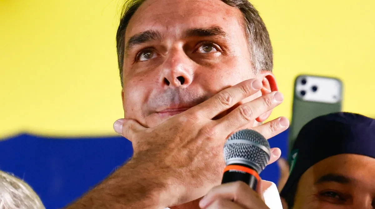 PF cancela passaportes de Flávio Bolsonaro após descumprimento de ordem de Moraes