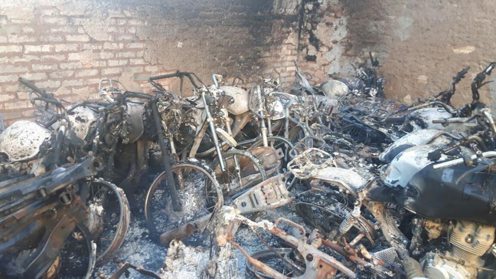 47 motocicletas são incendiadas na delegacia de Belo Campo