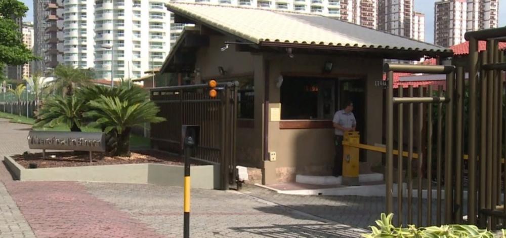 Porteiro que aparece em áudio de Carlos Bolsonaro não é o mesmo que registrou entrada de Élcio, diz Veja