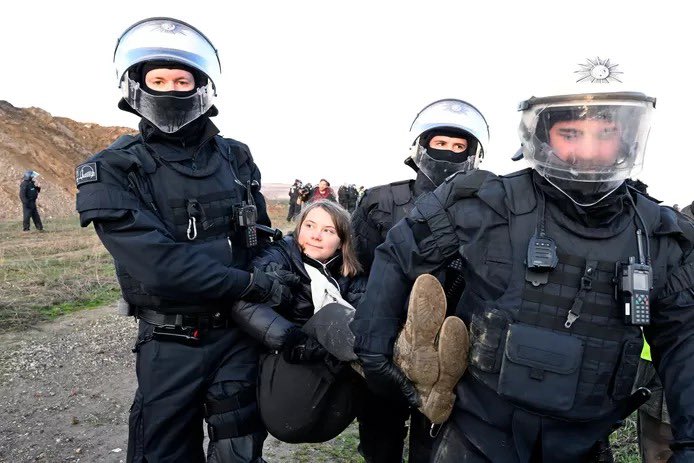 Durante protesto, ativista Greta Thunberg é detida por policiais alemães