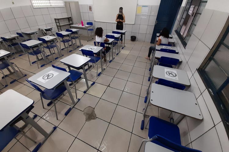Primeiro dia de retorno das aulas presenciais, em Brumado, é marcado por salas quase vazias 