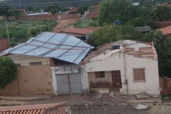 Ventania derruba árvores e arranca telhados em Brumado