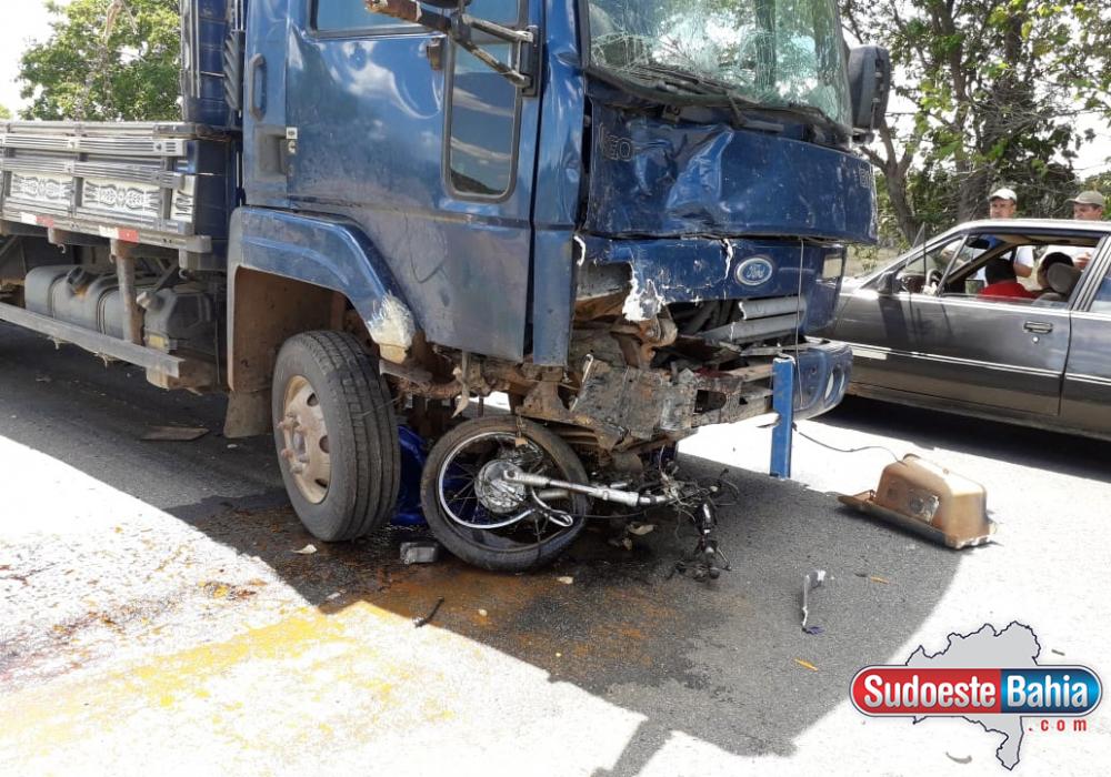 Motociclista morre após colisão frontal com caminhão na BR-030 em Guanambi
