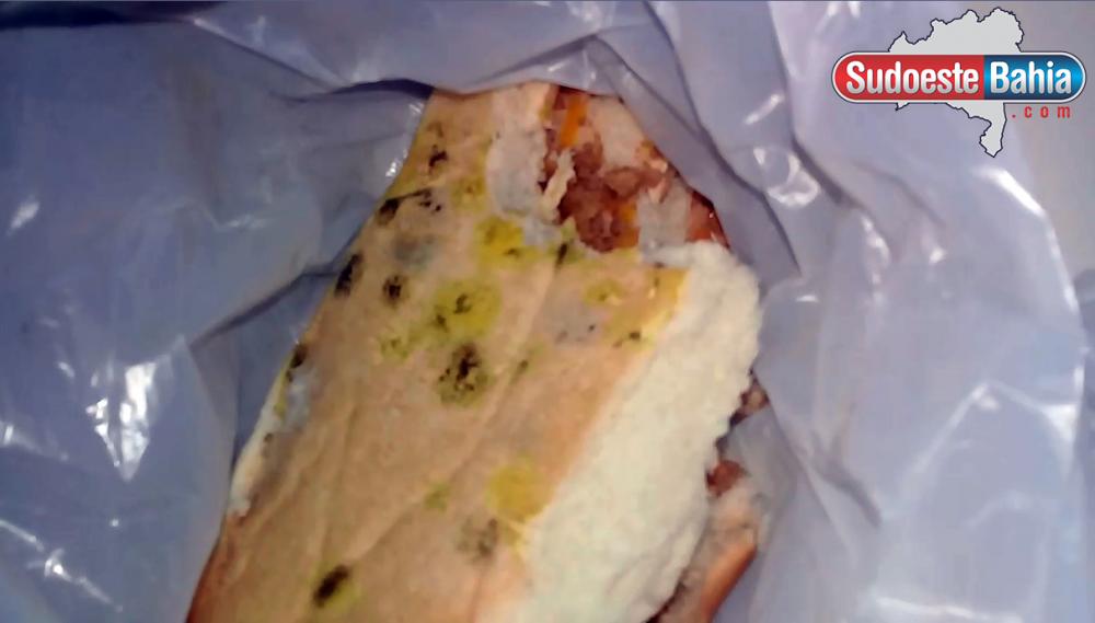 Mulher denuncia distribuição de pão estragado a pacientes e acompanhantes no Hospital Regional de Guanambi