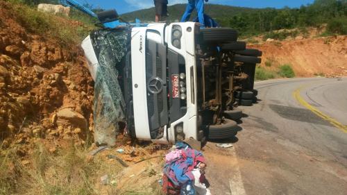Caminhão tomba na BA-148 e deixa duas pessoas feridas