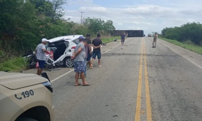 Região: Psicóloga morre e oito ficam feridos em acidente entre carro e ônibus na BA-262