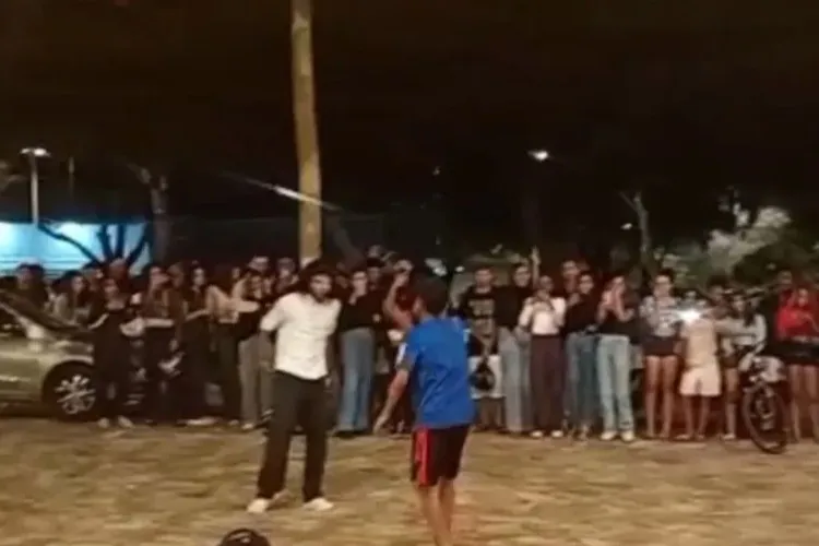 Campeonato de "farmar aura" reúne centenas de jovens na Praça do Feijão, em Guanambi