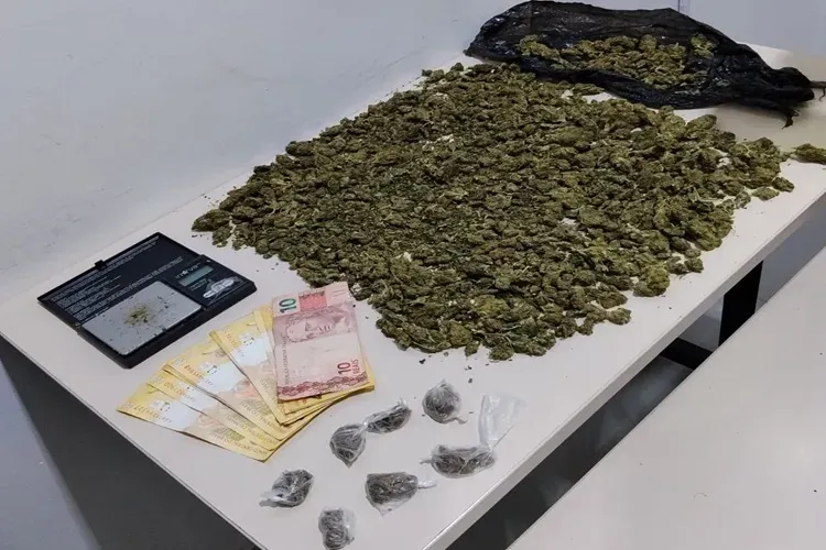 Motorista tenta fugir de abordagem e PM encontra maconha em Conquista