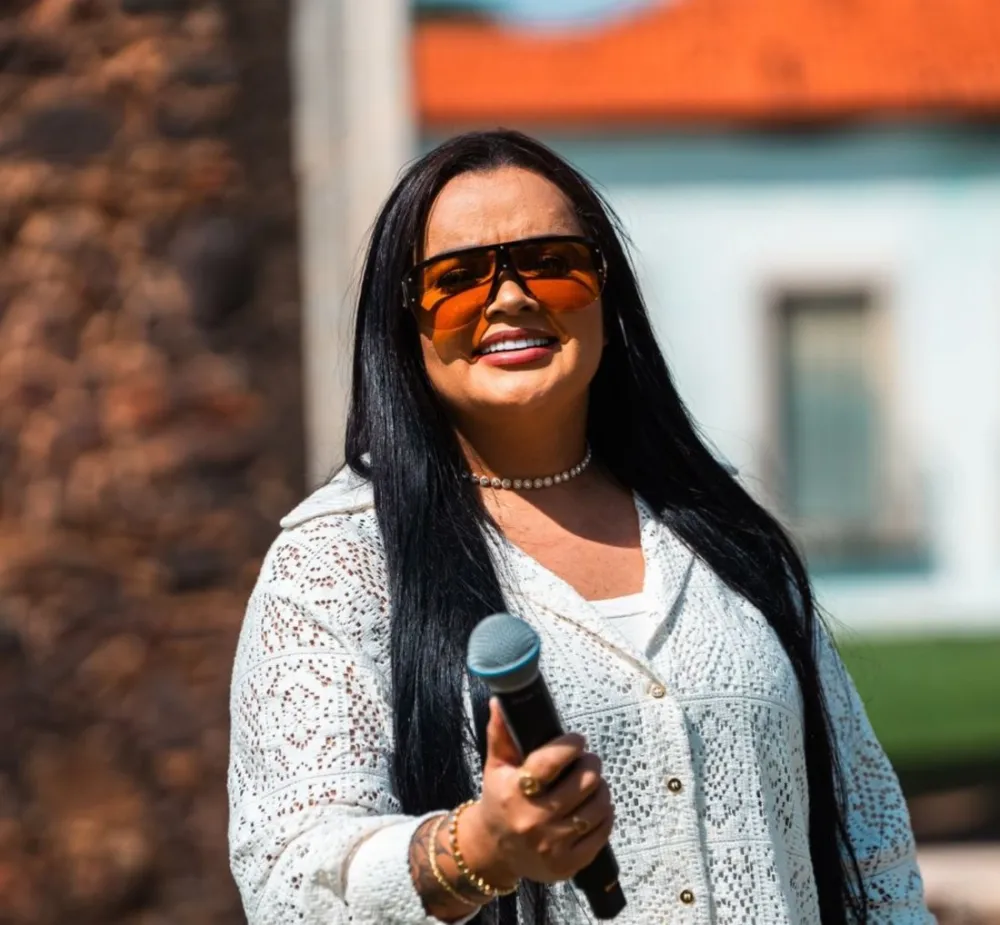 Cantora Klessinha divulga agenda e anuncia show em Caetité